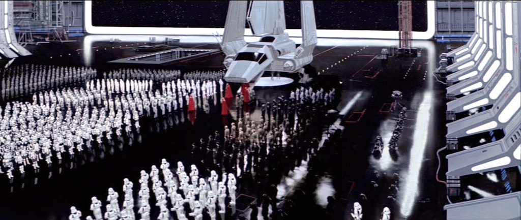 piros köpenyes császári testőrök és Palpatine császár lesétál egy shuttleből